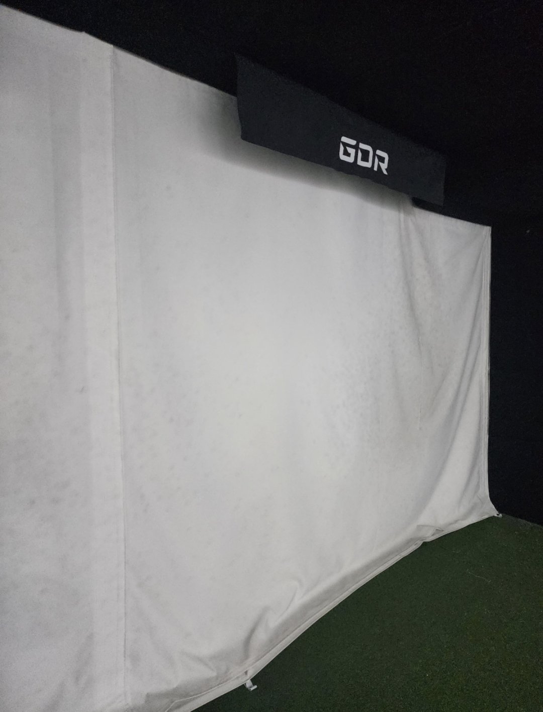 세로 길이가 짧아 바닥에 여유가 없는 타석 스크린천