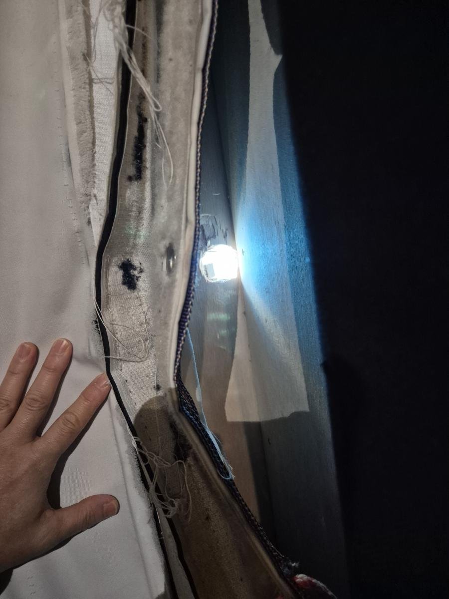 찢어진 뒷장 가장자리 틈으로 빛이 새어 들어오는 모습